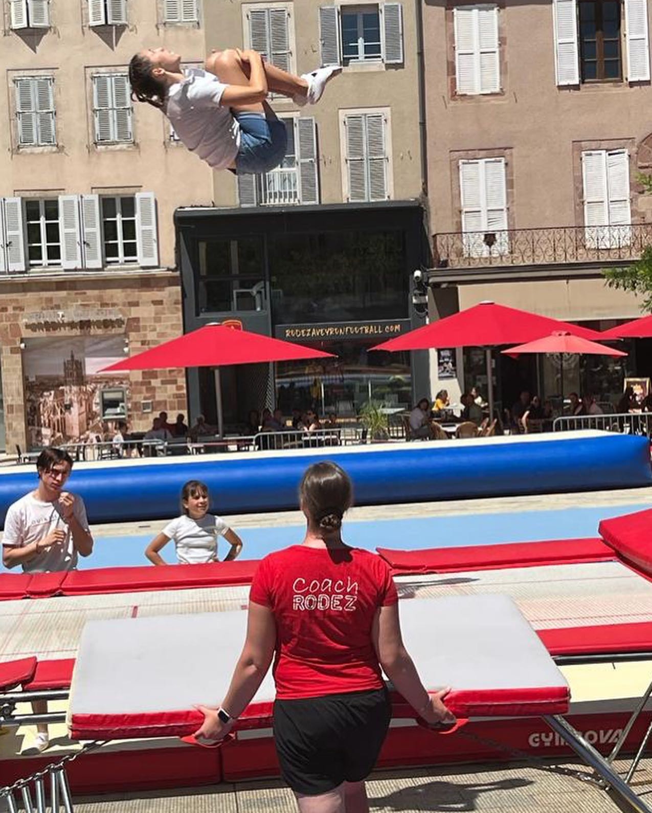 Leonie double avant place de la cité 2023