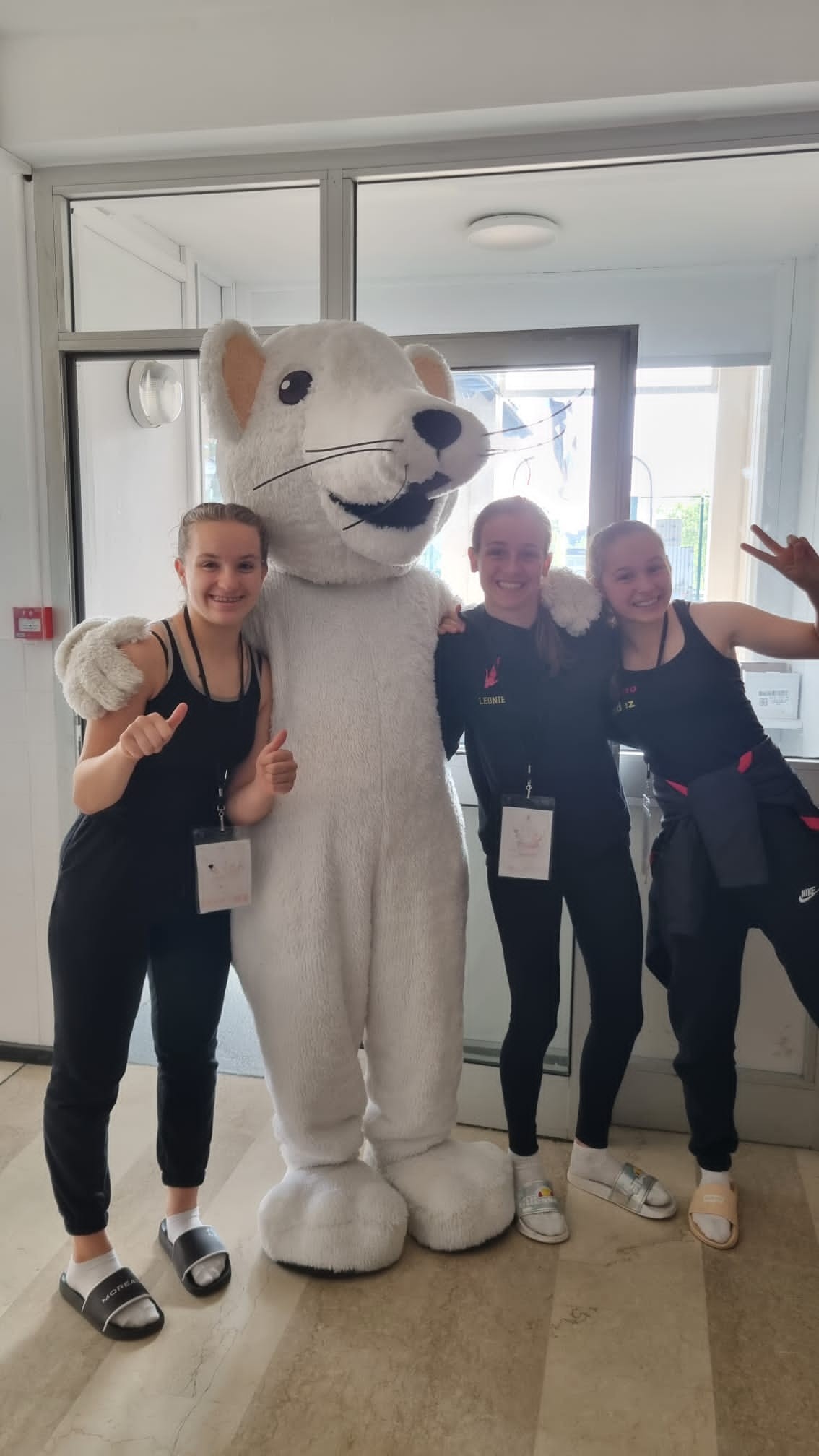 Emmy, Léonie et Louna avec la mascotte!